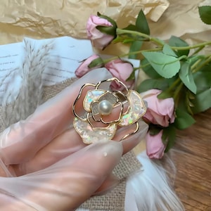 1 st kameliablombrosch med pärlemor och pärla | Genombruten vit handgjord legering | Elegant present till henne / Mors dag-present