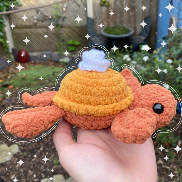 Peluche tortue de mer PSL au crochet - Latte citrouille épicée - Coquille caramel avec tourbillon de crème fouettée - Amigurumi automne - Cadeau peluche unique