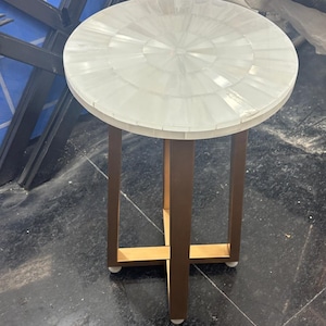 Handgemachter Selenit Ecktisch mit goldenen Beinen, 24 "Hoch