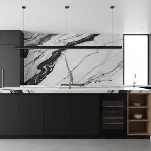 Puede incluir: Diseño de cocina moderno con una gran isla con gabinetes negros y encimera de mármol. El salpicadero es una losa de mármol con vetas blancas y negras. Incluye una vinoteca empotrada y estanterías abiertas. La iluminación superior y los electrodomésticos de acero inoxidable completan el look.