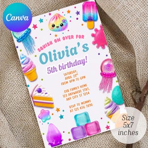 Peut inclure: Une carte d'invitation d'anniversaire de 5x7 pouces ornée de graphismes de jouets squishy colorés, dont une boulette arc-en-ciel, une glace, un gâteau et une méduse. Le texte indique : Squish on over for Olivia's 5th birthday, Saturday, April 23rd, from 4pm to 6pm, at our family home, 123 Anywhere St, Any City, ST 1234, RSVP to Mommy at 123 456 7890.