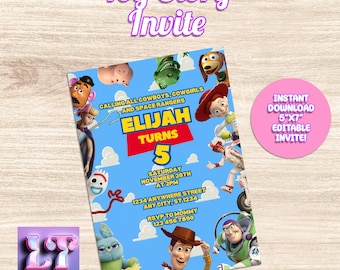 Può includere: Un invito a una festa di compleanno a tema Toy Story con uno sfondo blu e un collage di personaggi del film. L'invito dice "Calling all cowboys, cowgirls and space rangers, Elijah turns 5". L'invito include anche la data, l'ora e il luogo della festa. L'invito è disponibile per il download immediato in un formato di 5x7 pollici ed è modificabile.