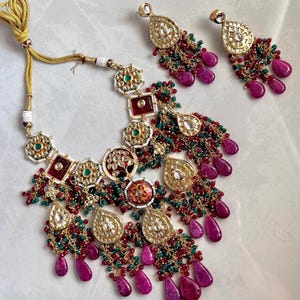 Könnte beinhalten: Eine weiße Keramik-Tasse mit schwarzem Henkel und dem Text "But First, Coffee" in fetter, schwarzer Schrift. Die Tasse steht vor einem verschwommenen Hintergrund, der eine gemütliche Umgebung suggeriert. Die Tasse scheint leer zu sein.