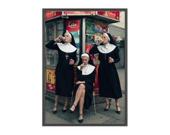 Pause inattendue : des religieuses savourant un soda, scène de rue excentrique Impression artistique