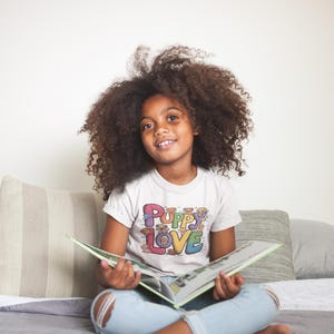 Entzückendes Jugendliebe Kinder T-Shirt | Niedliches Hunde-Thema Kinderbekleidung | Tier Liebhaber Geburtstagsgeschenk Outfit