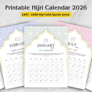 Peut inclure: Calendrier Hijri imprimable pour 2026, avec les années 1447-1448 Hijri et des versets du Coran. Les pages du calendrier sont blanches avec un motif en arc décoratif en haut, chaque mois ayant un fond différent.