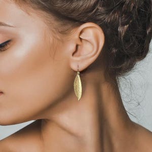 Messing oorbellen olijfblad: hangsieraden in oude Griekse stijl, hypoallergene 18 kt gouden oordopjes, uniek cadeau, Moederdag