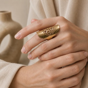 Skulpturaler Goldpanzerring, abstrakter Korallenausschnitt, breites Boho-Band