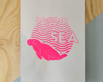 Póster serigrafiado "Sé amable con el mar" y Dugongo (vaca marina), formato DIN A3, impresión original, pequeña edición impresa a mano, para la conservación marina.