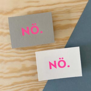 Siebdruck-Postkarte im schlichten typografischem Design, Spruch-Karte mit dem Begriff "Nö", handbedruckt, Rückseite mit Logo bestempelt