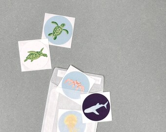 Juego de pegatinas de papel | 5 pegatinas redondas, 5 diseños | criaturas marinas ilustradas | Etiquetas/pegatinas redondas impresas en papel reciclado