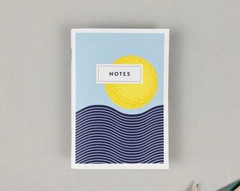 Cuaderno DIN A6 | Motivo olas y sol | Interior en blanco, 36 páginas de papel reciclado | Portada, impresión de calidad sobre papel reciclado, blanco.