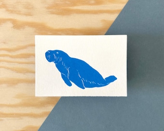 Postal serigrafiada con Dugongo (vaca marina) en formato DIN A6, diseño marítimo, ilustración de animales marinos impresa a mano, estampada en el reverso