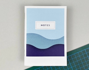 Cuaderno DIN A6 | Ondas con motivos | Interior en blanco, 36 páginas de papel reciclado | Impresión de calidad de portada en papel reciclado, blanco.