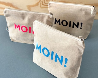 Bolsa de cosméticos serigrafiada a mano, de algodón orgánico y Fairtrade, con el lema nórdico "¡MOIN!" en azul, azul marino y rosa neón.