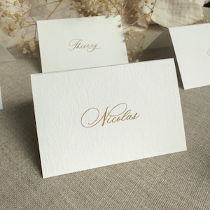 Marque-place Mariage Calligraphié – Prénom sur Papier Texturé – Élégant et Plié