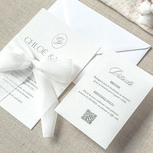Faire-part de Mariage Élégant – Monogramme, Cartons Superposés & Ruban en Mousseline Blanche
