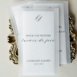 Peut inclure: Une planche à découper en bois faite à la main avec une finition naturelle. La planche présente un bord brut d'un côté et une forme rectangulaire lisse. Elle mesure environ 45 cm de long et 30 cm de large.