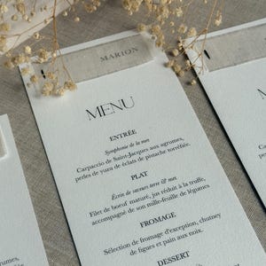Hochzeitsmenü mit handgenähter Leinen-Tischkarte – Natürliche und handwerkliche Eleganz
