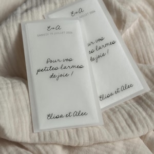 Pochette “Petites larmes de joie” avec mouchoir – Mariage romantique – Papier calque personnalisé avec prénoms & date – Souvenir cérémonie