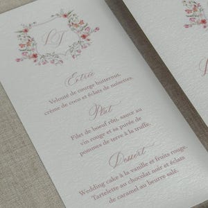 Menu Mariage Élégant avec Blason Aquarelle – Initiales Personnalisées, Papier Texturé Raffiné, Style Romantique & Moderne