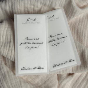 Pochette mouchoir mariage personnalisée en papier calque – “Petites larmes de joie” avec mouchoir papier – Prénoms + date