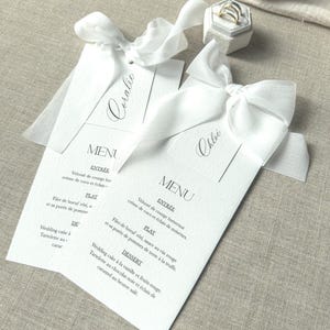 Menu de table mariage avec marque-place – Monochrome élégant & ruban mousseline blanche – Papeterie personnalisée