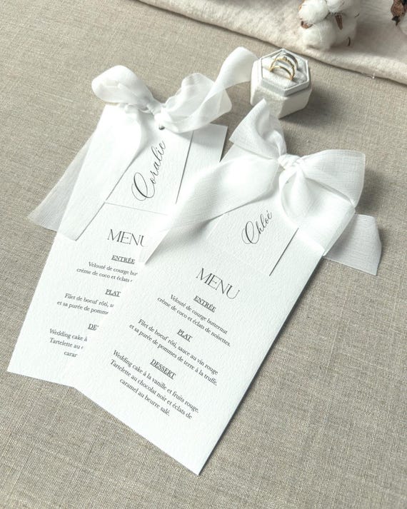 Menu de table mariage avec marque-place – Monochrome élégant & ruban mousseline blanche – Papeterie personnalisée