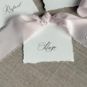 Marque-place avec Bords Déchirés & Ruban Satiné – Calligraphie Élégante sur Papier Texturé