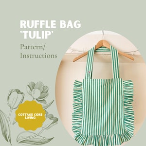 Puede incluir: Una bolsa de mano de rayas verdes y blancas con un borde de volantes. La bolsa está colgada de una percha de madera. El texto "RUFFLE BAG 'TULIP' Pattern/Instructions" es visible en la esquina superior izquierda de la imagen. El texto "COTTAGE CORE LIVING" es visible en un círculo amarillo en la esquina inferior izquierda de la imagen.
