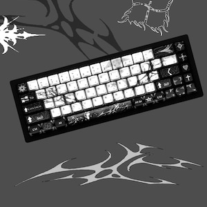 Op de afbeelding: Zwart-wit mechanisch toetsenbord met aangepaste keycaps. Het toetsenbord heeft een zwart frame en witte en zwarte keycaps met unieke ontwerpen. De achtergrond is grijs met abstracte witte vormen en de tekst "KOWA GAMING STUDIO 2026".