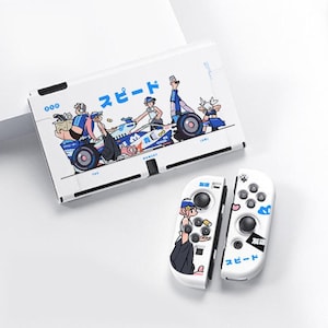 Peut inclure: Console Nintendo Switch blanche et manettes Joy-Con avec un design sur le thème de la course automobile. La console présente une illustration de voiture de course bleue et blanche avec du texte japonais. Les Joy-Cons ont des illustrations de personnages assorties et du texte japonais.