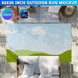 Puede incluir: Una maqueta de alfombra de exterior de 50x30 pulgadas con un diseño de cielo azul claro y colinas verdes. La alfombra se coloca en un patio con dos sofás blancos y un suelo de piedra.