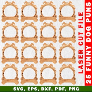 Op de afbeelding: Vijfentwintig lasergesneden houten ornamenten met hondenspeelwoorden. Elk ornament is botvormig met een ronde uitsparing in het midden. De ornamenten zijn versierd met een strik en een krans van hulstbladeren en sneeuwvlokken. De tekst op de ornamenten bevat zinnen als "Yappy Holidays", "Dachshund Through the Snow", "We Woof You a Merry Christmas", "Feliz Naughty Dog", "Ho Ho Ho Merry Woofmas", "Santa Paws is Coming to Town", "Bark the Herald Angels Sing", "We Whizltzu a Merry Christmas" en "Have a Holly Collie Christmas".