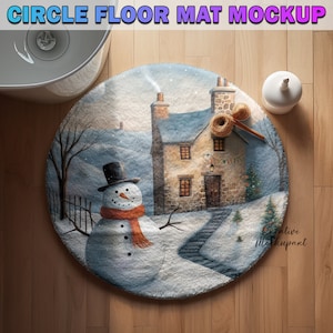 Puede incluir: Una alfombra redonda para el suelo con una escena de invierno que presenta un muñeco de nieve, una casa y árboles. La alfombra es azul y blanca con una textura peluda.