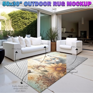 Puede incluir: Una maqueta de alfombra de exterior de 50x30 pulgadas con un sofá blanco y un sillón blanco en un entorno de patio. La alfombra tiene un diseño floral con la cara de un gato en el centro. La alfombra es parcialmente visible debajo de los muebles. El texto "PSD View", "JPEG View" y "PNG View" es visible en la imagen. El texto "Easily change Label design with PSD smart object" es visible en la parte inferior de la imagen. El texto "Creative Mockupart" es visible en la esquina inferior derecha de la imagen.