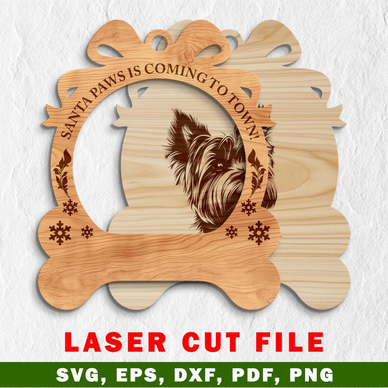 Op de afbeelding: Een houten kerstversiering met een hondensilhouet en de tekst "Santa Paws is Coming to Town!" De versiering is lasergesneden en klaar om te schilderen of te beitsen.