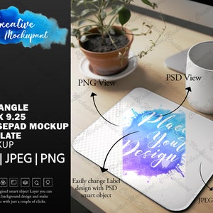 Puede incluir: Una maqueta de alfombrilla de ratón rectangular blanca con un diseño de acuarela que dice "Place Your Design". La alfombrilla de ratón mide 19,7 cm por 23,5 cm.