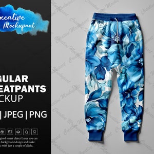Op de afbeelding: Een blauwe joggingbroek met een bloemenpatroon. De joggingbroek heeft een trekkoord in de tailleband en elastische boorden.