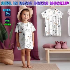 Pode incluir: Uma menina pequena vestindo um vestido branco com estampa floral. O vestido tem mangas curtas e um decote redondo. A menina está usando um chapéu marrom e está em pé em um tapete. Atrás dela, há um banco de madeira com uma manta rosa e dois chinelos rosa.