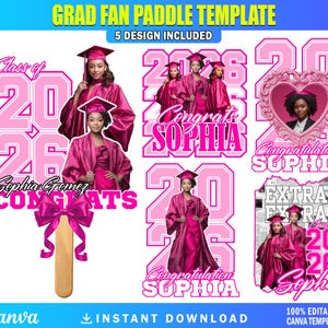 Peut inclure: Modèle de palette de ventilateur de graduation rose avec le texte "Classe de 2026" et "Félicitations Sophia." La conception comprend des images de diplômés en toges et mortiers. La palette a une poignée en bois et un nœud rose.