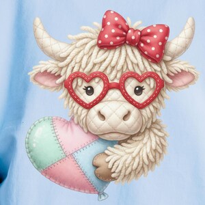 Gafas con forma de corazón de vaca de las Tierras Altas PNG, sublimación de corazón de San Valentín con patchwork, arte de vaca cottagecore de moda, diseño gráfico para sudaderas