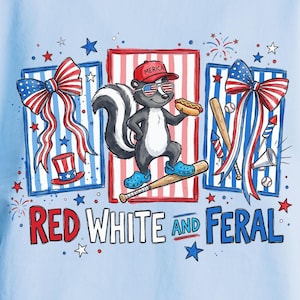 Könnte beinhalten: Hellblaues Sweatshirt mit einem Aufdruck, der ein Stinktier mit roter Mütze und Sonnenbrille zeigt, das einen Hotdog und einen Baseballschläger hält. Das Design enthält rot-weiß-blaue patriotische Elemente und den Text "Red White and Feral."
