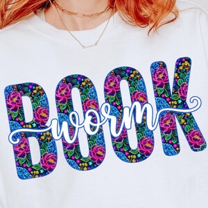 Bücherwurm PNG, Neon Blumen Bücherwurm Sublimation, Lese Lehrer PNG, Süßes Buchliebhaber Shirt, Ästhetisches Bücherwurm Design, Helle Blumenschrift