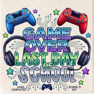 以下が含まれることがあります： クリーム色のスウェットシャツ。青と赤のゲームコントローラー、ヘッドフォン、そして「GAME OVER LAST DAY OF SCHOOL」の文字が描かれたカラフルなグラフィックデザイン。追加のテキストには「LEVEL COMPLETED」と「SCHOOL'S OUT」が含まれています。