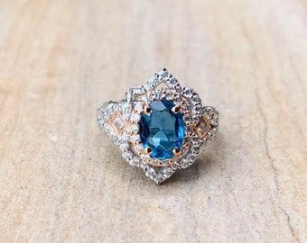 Betoverde Disney Aurora Zwitserse london blauwe topaas en diamant sierlijke verlovingsring in tweekleurige sterlingzilver, prachtige trouwring