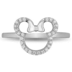 Puede incluir: Un anillo de plata con un dise&ntilde;o de cabeza de Mickey Mouse incrustado con diamantes. El anillo tiene un lazo en el centro de la cabeza.
