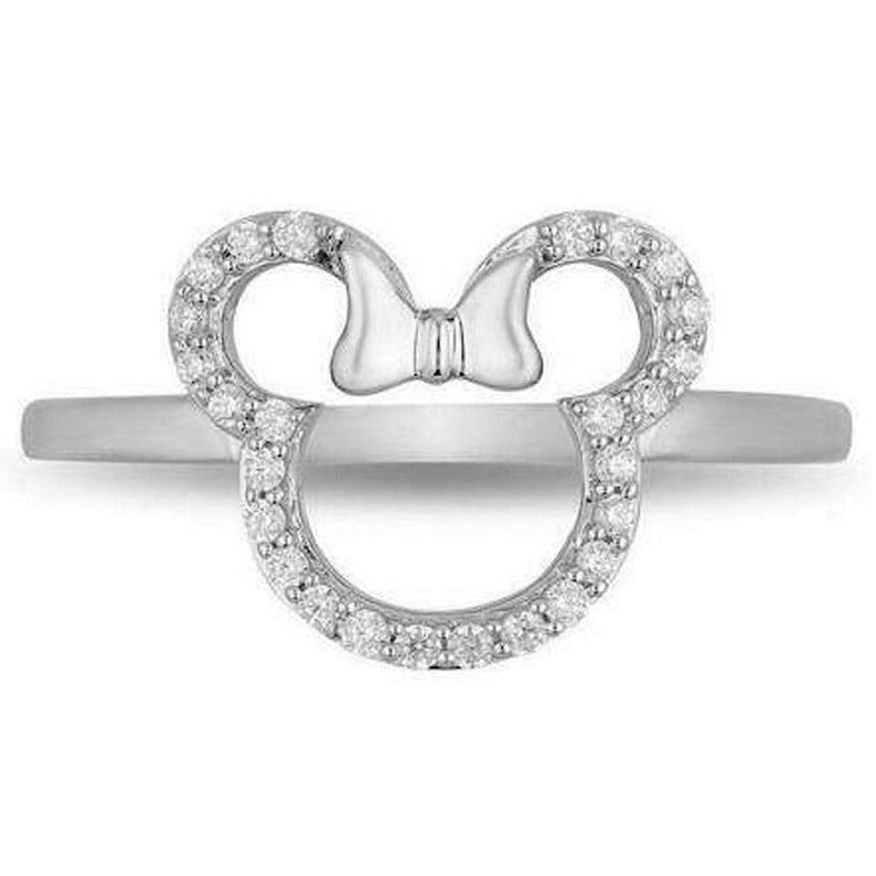 Puede incluir: Un anillo de plata con un dise&ntilde;o de cabeza de Mickey Mouse incrustado con diamantes. El anillo tiene un lazo en el centro de la cabeza.