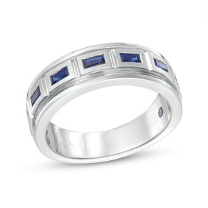 Vera Wang Love Collection Zijwaartse baguette-geslepen blauwe saffierband voor heren in 14K witgoud Herenverlovingsring Knappe herenvoorstelring