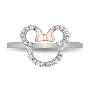 Puede incluir: Un anillo de plata con un dise&ntilde;o de cabeza de Mickey Mouse incrustado de diamantes. El lazo es de oro rosa.